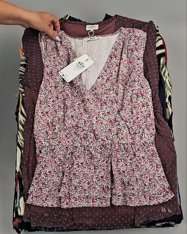 Фотография  916 - Блузки+Джемпера Bestseller Summer 045 B#8,5 кг, ЛОТ №9039 оптом в Кемерово и Кемеровской области